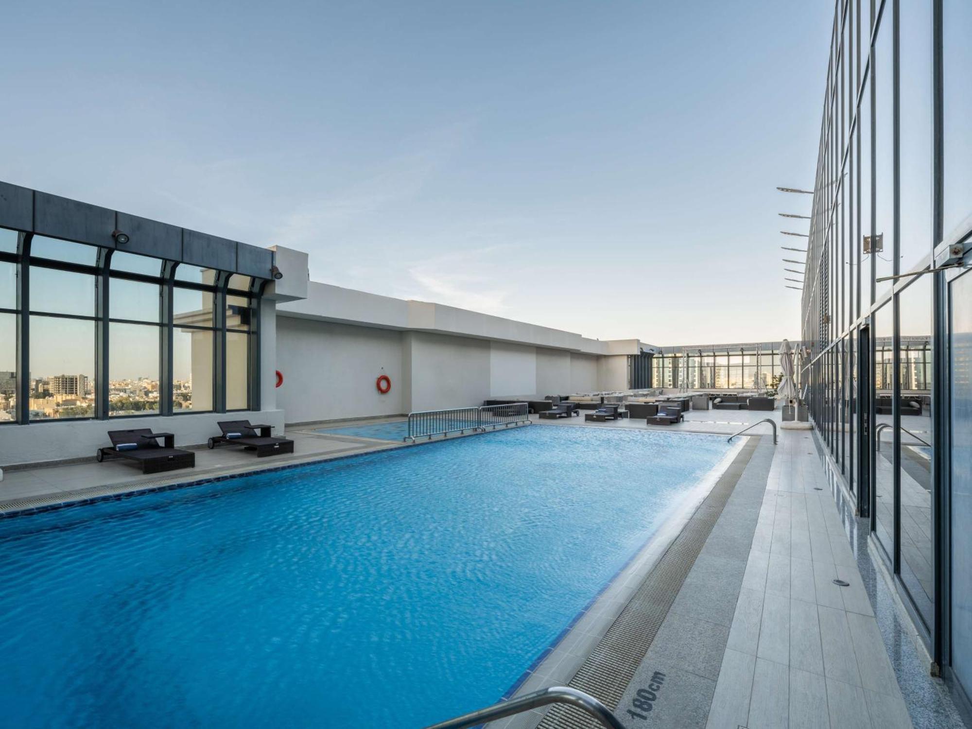 The Hotel Galleria Jeddah, Curio Collection By Hilton Exterior photo The swimming pool at the top of the hotel